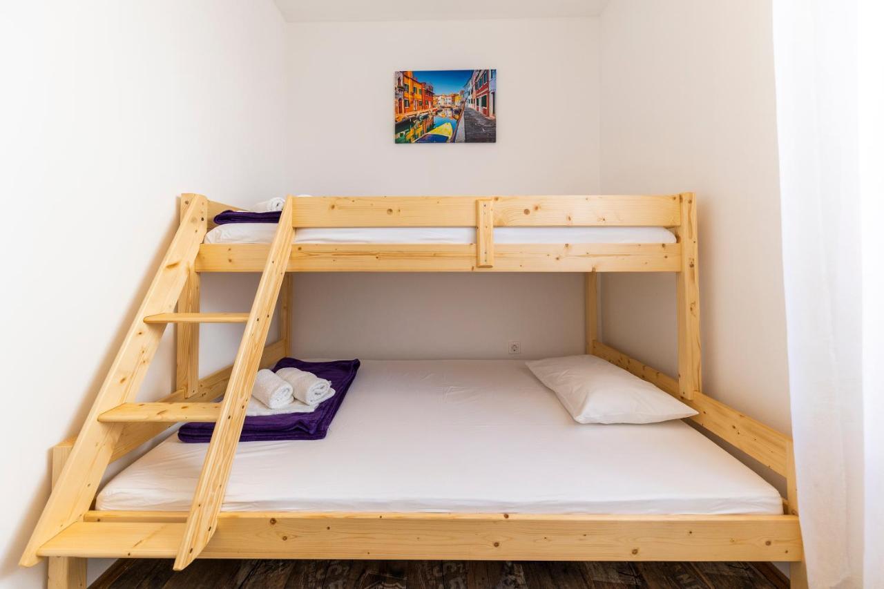 Beachfront Roko Apartment Petrcane