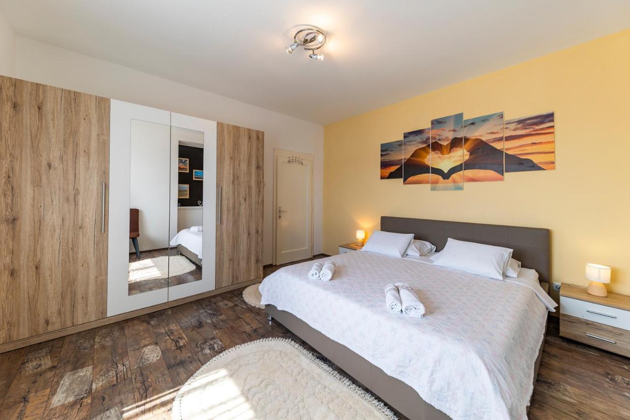Apartment Beachfront Roko Petrcane