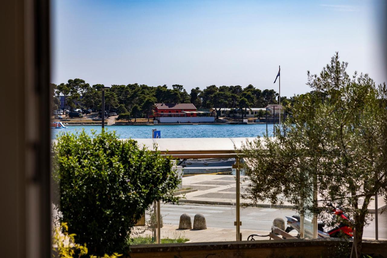 Beachfront Roko Apartment Petrcane